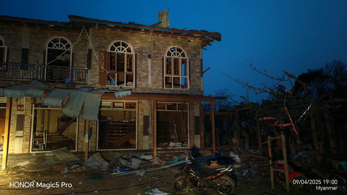 cvdom2021's tweet image. Breaking: Myanmar military bombed incessantly Wuntho, Sagaing Region on April 9, 2025. The bombing reportedly killed at least 50 civilians.
This is happening while the country is reeling from the worst earthquake in a century.