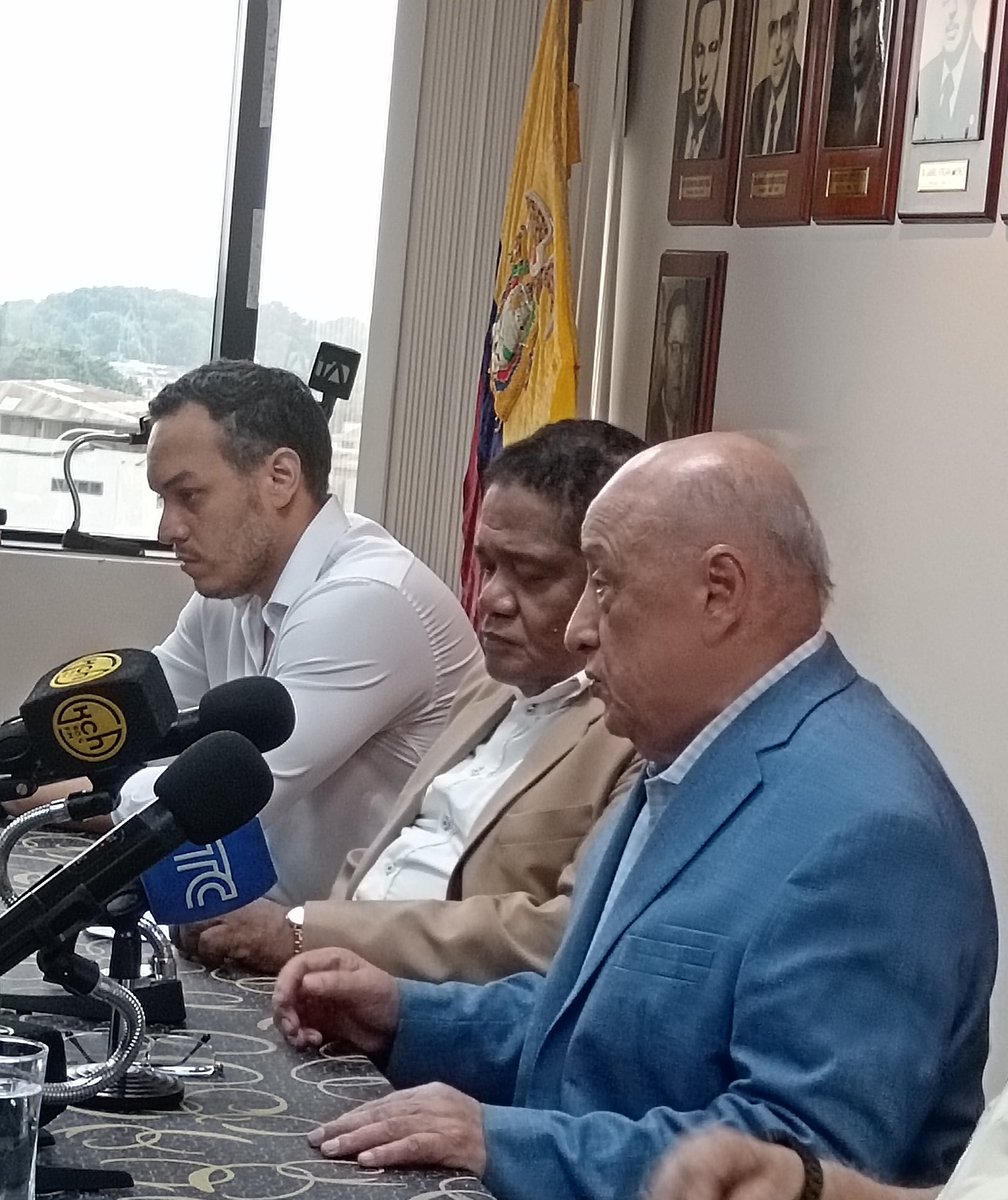 ZonaMegaDigital's tweet photo. Ing. Jorge Guzmán Presidente de @CSEmelec en reunión con la prensa suscrita en AER encabezado por el Eco. @kleberchicaz https://t.co/ohbFcZbKcg