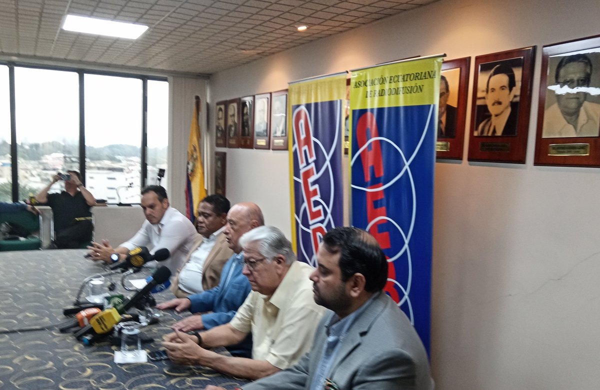 ZonaMegaDigital's tweet photo. Ing. Jorge Guzmán Presidente de @CSEmelec en reunión con la prensa suscrita en AER encabezado por el Eco. @kleberchicaz https://t.co/ohbFcZbKcg