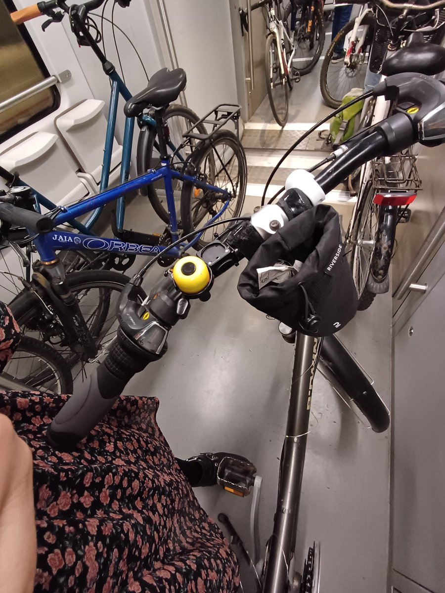 kalapiedonostia's tweet photo. Geroz eta pertsona gehiago gara bizikleta+trenean mugitzen garenok eta toki gehiagoren beharrean gara bizikletak modu seguruan eraman ahal izateko
@euskotren @ETS_RFV https://t.co/ABxW6hhsBm