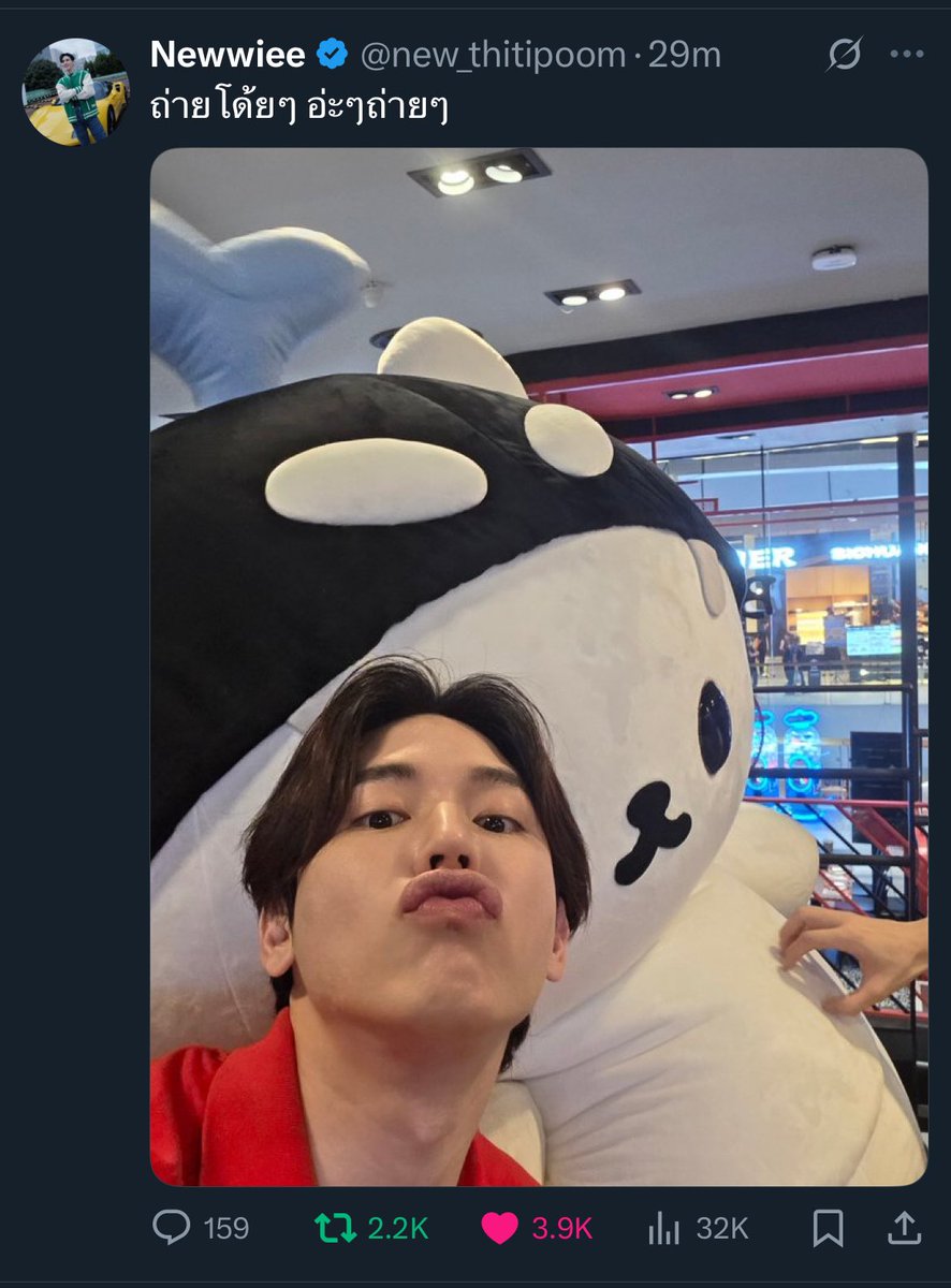 GREAM301043's tweet photo. ในคลิปพี่เต ยัยซังพูดว่า “พ่อพ่อถ่ายโด้ยยย” เพราะพ่อนางยกกล้องมาเซลฟี่ นิววี่เลยลงรูปที่เซลฟี่กะลูกต่อจากที่พี่เตลงคลิป โอ้ยเออเอา เตนิวไม่เอาไรแล้ว รักครอบครัวเท่านั้นตอนนี้ เขินว่ะ เขินโว้ยย เขินนนนน!!🥹

#เตนิว #TayNew 
#ยัยซัง #Polcasan https://t.co/sGPKQLGAva