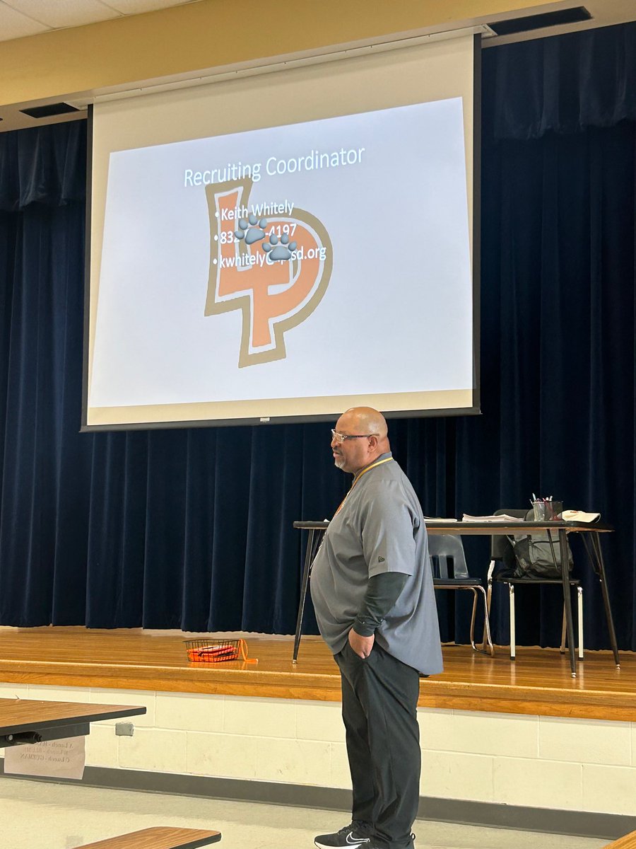 jimgonzal3z's tweet image. Thank you @coachkwhitely for the free seminar on college recruiting getting me and family prepared for the next level 🙏🏽 GO BULLDOGS!! @lpisd @LPISDAthletics   #Lpstrong