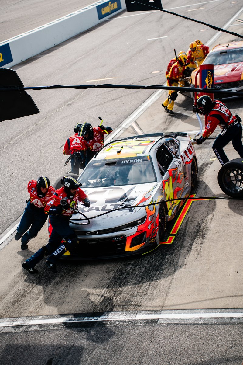 TeamHendrick's tweet photo. These guys never gave up. https://t.co/4hRPGRJmNW