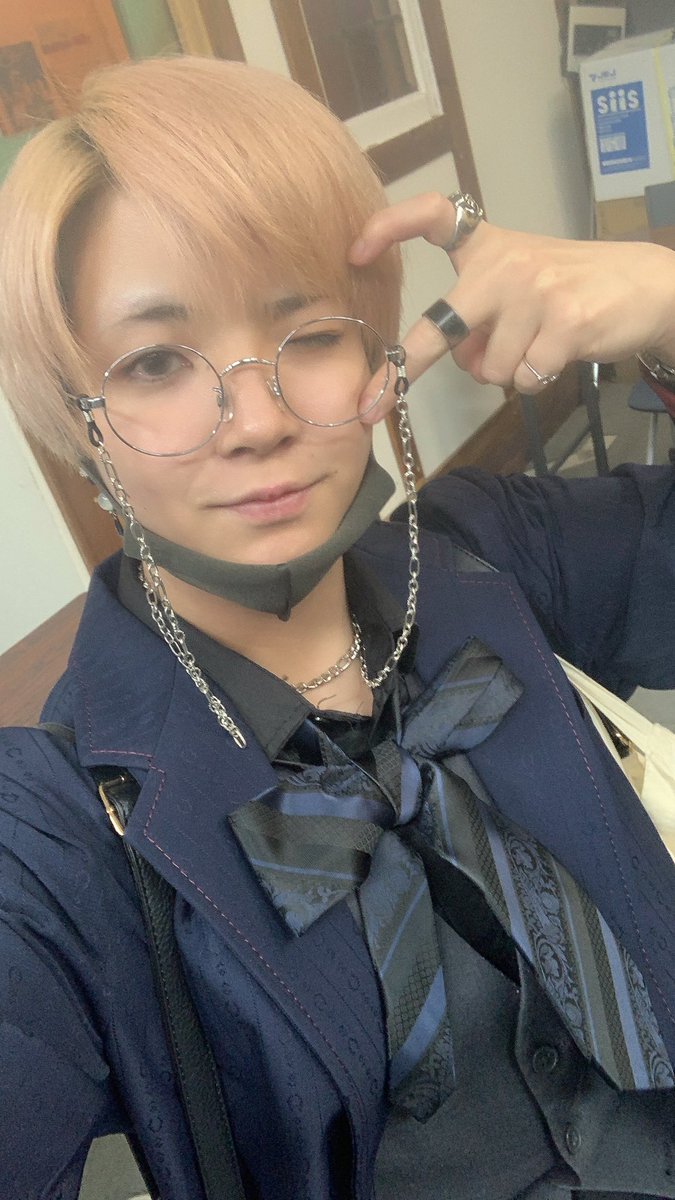 neve_tesoro's tweet photo. 推しはいつでも天才的に可愛いですね◎

10周年と生誕ということで
青色お洋服で行きました☺︎
めちゃくちゃ褒めてもらえてはっぴ〜！！！ https://t.co/C8vpqtDJ68