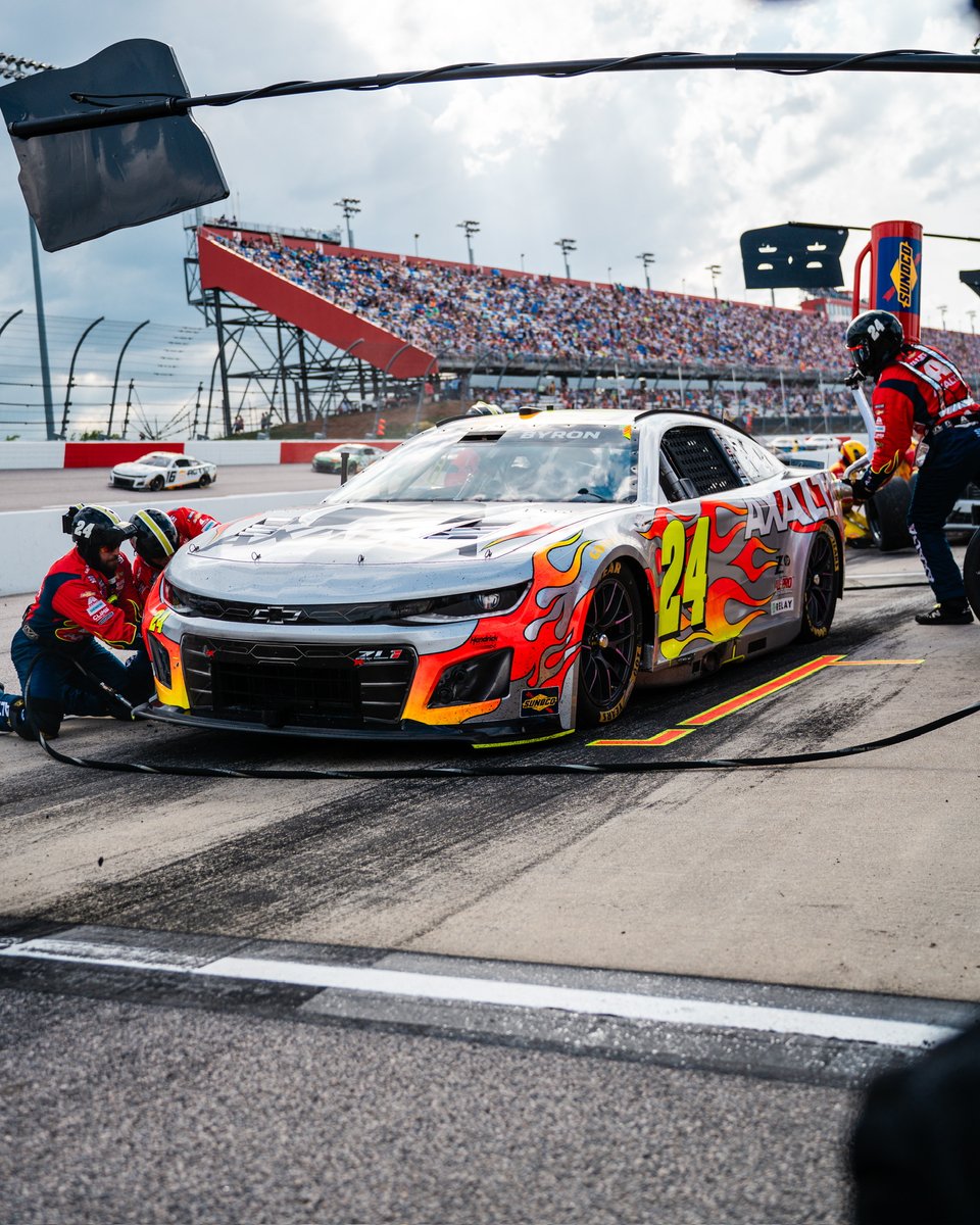 TeamHendrick's tweet photo. These guys never gave up. https://t.co/4hRPGRJmNW