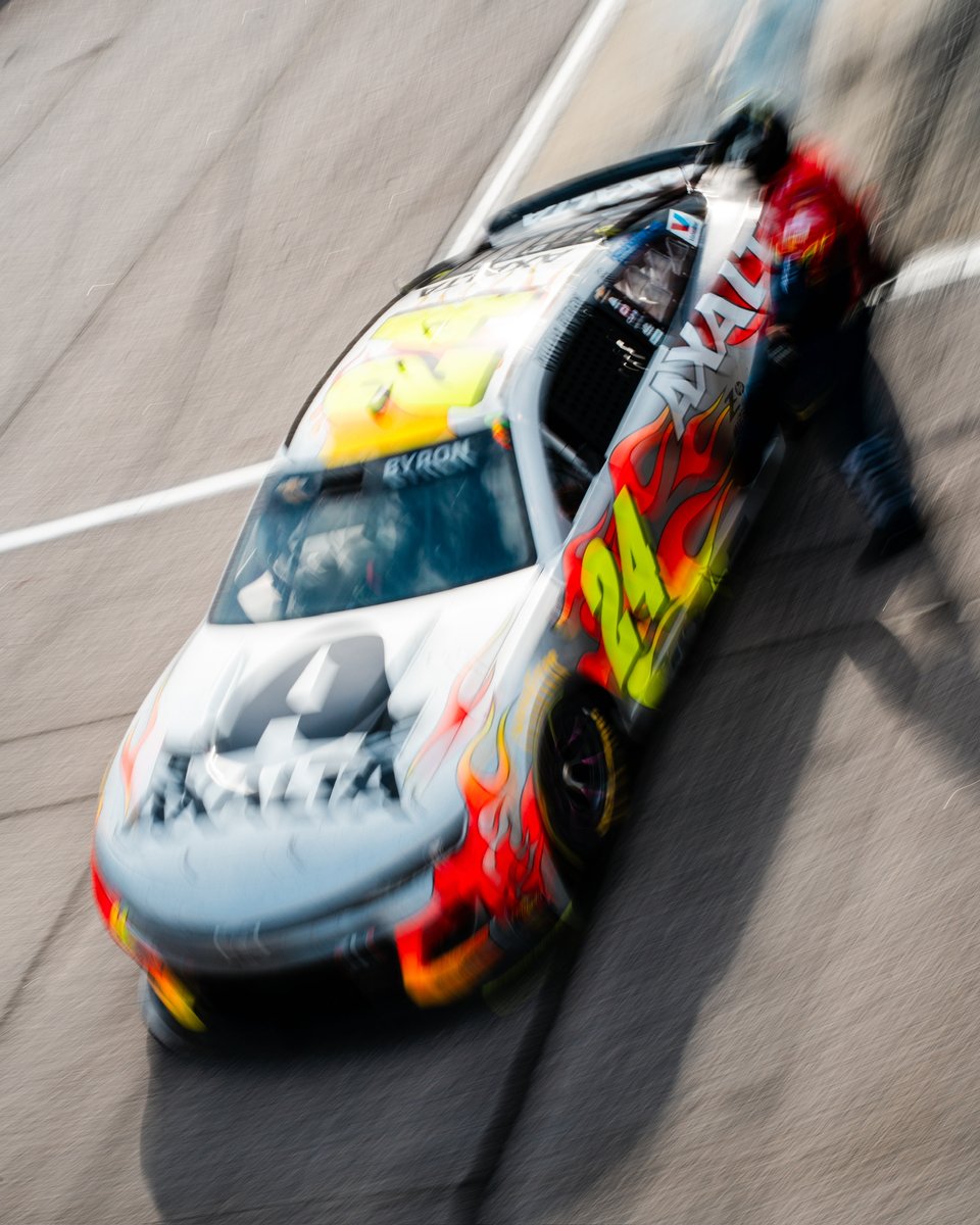 TeamHendrick's tweet photo. These guys never gave up. https://t.co/4hRPGRJmNW