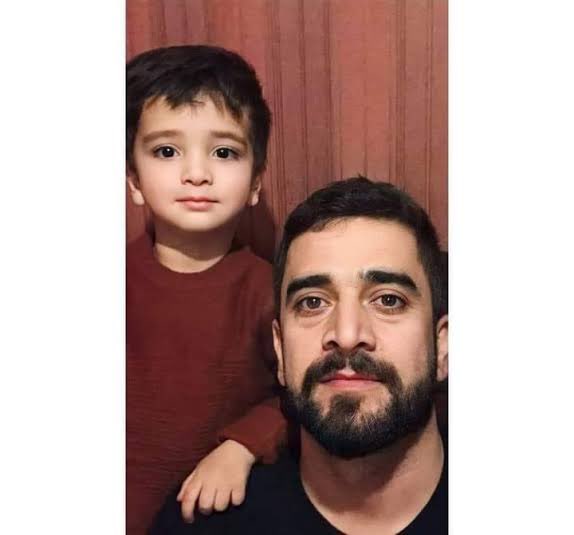 آری رفتن به راه آزادی  آسان نبود!
زنی با چشم های اشک‌بار ،
مادری با قلب پر اضطراب ،
پدری نگران از عاقبت فرزند ،
و فرزندانی که هنوز دستان شان خیلی کوچک بود برای رها کردن ،
را رها کرد پرچم آزادی در دست و عشق وطن در قلب رفت و دیگر بر نگشت !

او راهش را درست رفته بود ،راه مردان