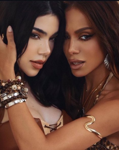 anittagolden's tweet photo. 🚨Kenia Os sobre sua colaboração com Anitta para a revista “Rolling Stone”:

“Vem  uma colaboração muito importante para minha carreira com dois artistas do Brasil, mas neste momento posso te dizer uma que é Anitta. E é uma música que estamos trabalhando há muito tempo e eu até certo ponto fiquei estressado, porque eu realmente quero que ela saia. Era uma música que tínhamos como no tinteiro, e finalmente nos deram o tempo. Gravamos o vídeo no Brasil e não posso te dizer que é funk, mas é uma música que me fascina.”