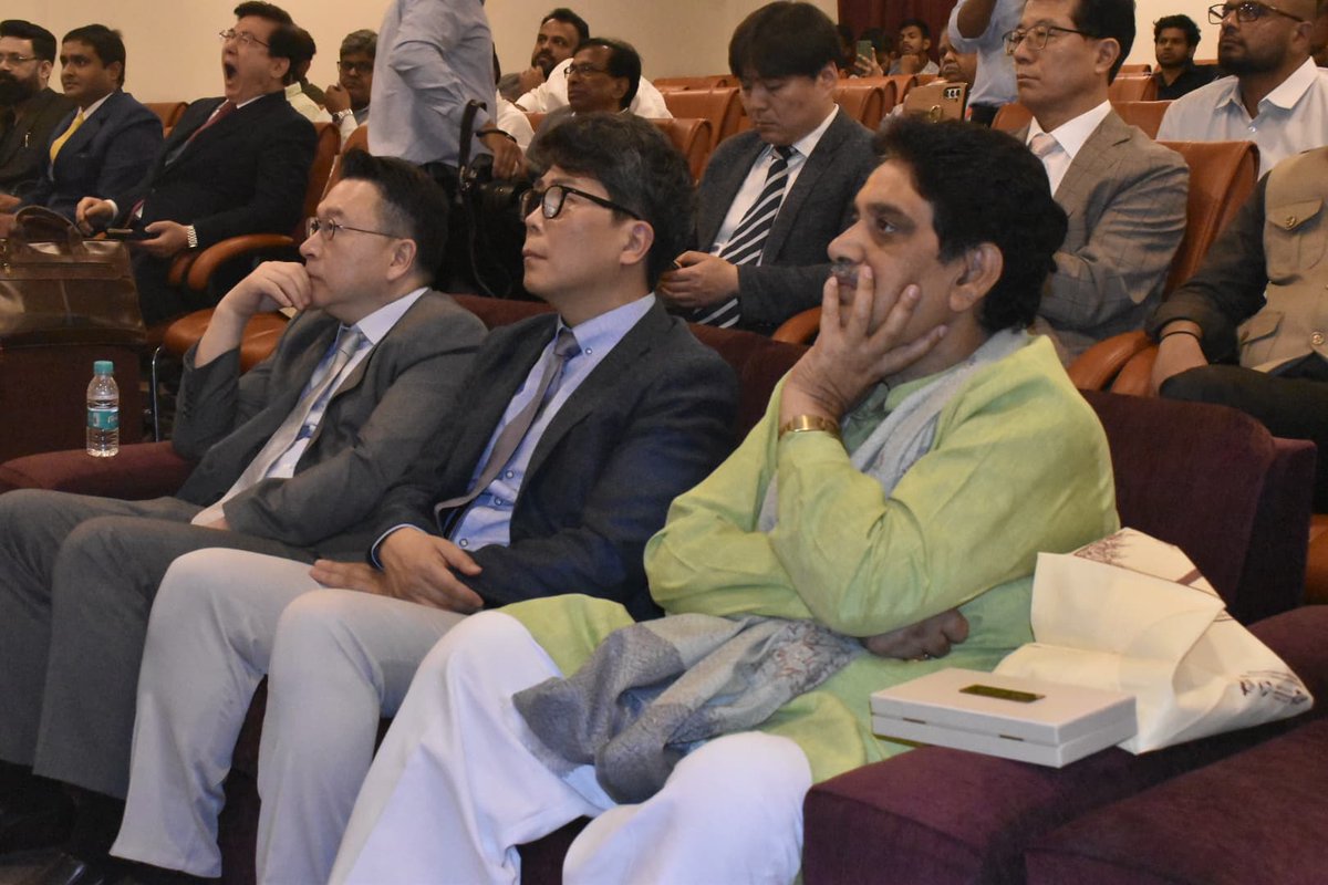 आज नोएडा के रैडिसन ब्लू होटल में "सर्वोत्तम उत्तर प्रदेश: ग्लोबल गवर्नेंस एण्ड स्मार्ट सिटी विजन" कार्यक्रम में मुख्य अतिथि के रूप में भाग लिया।

कार्यक्रम में उत्तर प्रदेश के तेजी से उभरते स्मार्ट सिटीज़ मॉडल, डिजिटल गवर्नेंस, एवं आधुनिकीकरण पर उत्कृष्ट विचार-विमर्श हुआ।