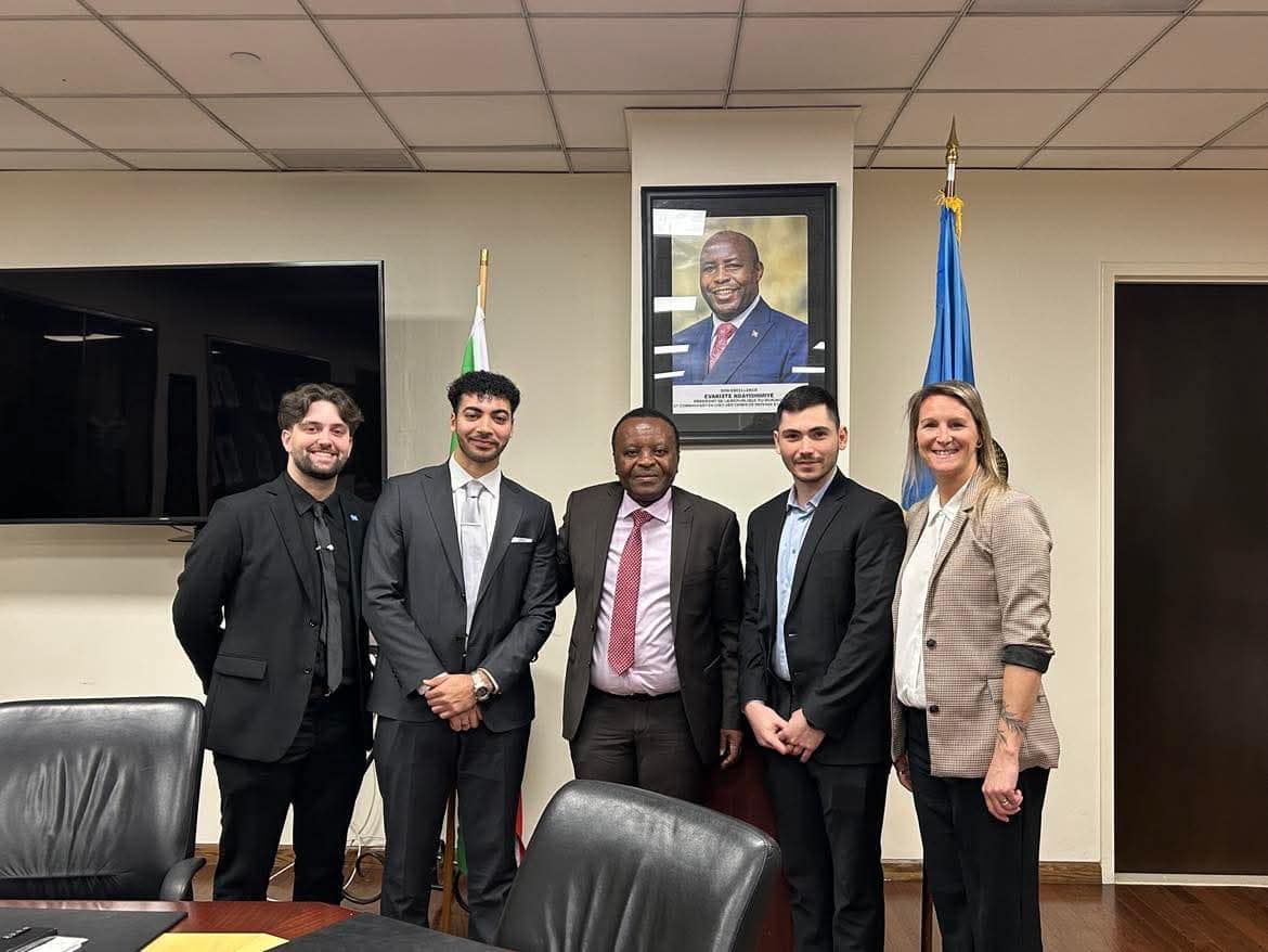 BurundiOnu's tweet photo. S.E. @ManiratangaZph1 se réjouit d’avoir passé un moment formidable avec les étudiants passionnés du Collège de Bois-de-Boulogne, rencontrés à notre Mission Permanente à New York ! Leur dévouement à comprendre la diplomatie multilatérale et à représenter leurs pays aux @UN et ailleurs est une source d’inspiration et d’espoir pour la jeunesse. Il a hâte de voir l’impact qu’ils auront aux Nations Unies ! #FutureDiplomats #GlobalEngagement #UN #BoisdeBoulogne
