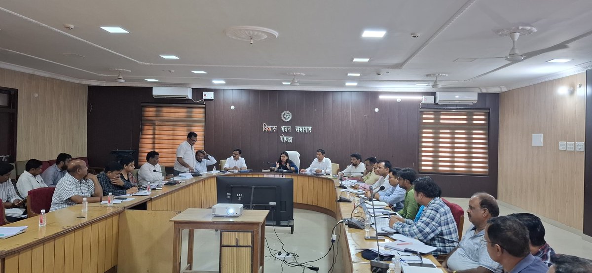 विकास भवन सभागार में  मनरेगा योजना एवं प्रधानमंत्री आवास योजना  की समीक्षा बैठक । प्रगति में सुधार करने हेतु संबंधित अधिकारियों को निर्देशित किया गया #गोण्डा #उत्तरप्रदेश