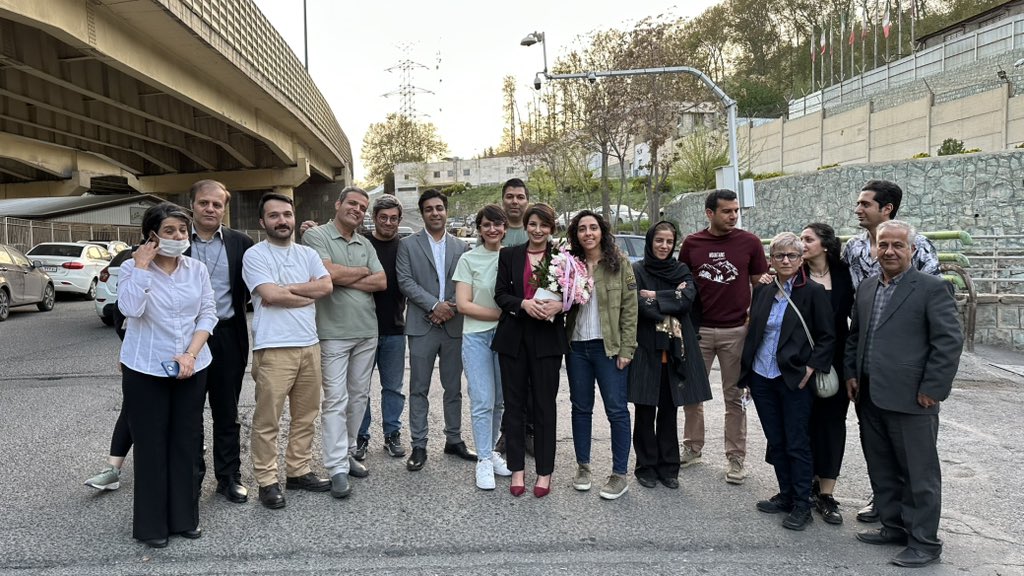 .
پس از ۳۲ ماه بالاخره ویدا با حکم ازادی مشروط حبسش به پایان رسید.
از ازادی ویدا خوشحالم اما آزادی واقعی یک مفهوم جمعی‌ است که تا تحقق کامل آن این شادی تکمیل نخواهد شد.

به امید ازادی تمام زندانیان سیاسی
#ویدا_ربانی
#روزنامه‌نگاری_جرم_نیست