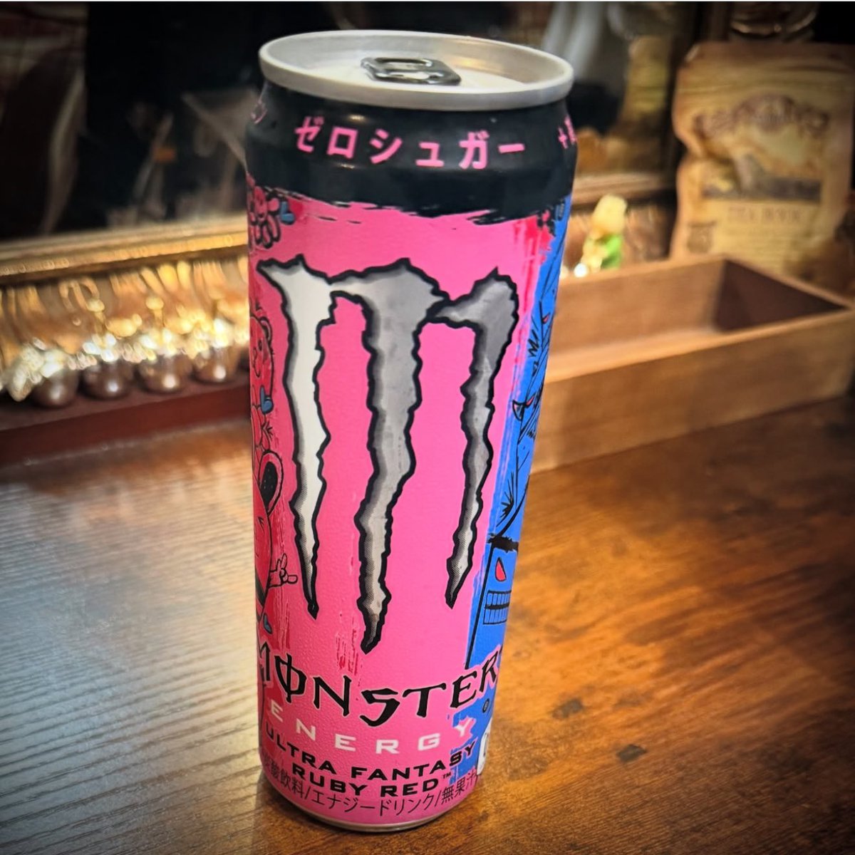 April20fools's tweet photo. モンスターの新館

『ウルトラファンタジールビーレッド』

飲んで見た感想

凄く美味しい(*´༥`*)♡

何の味かなーっ飲んでみると
ピンクグレープフルーツの
味なんですってー

確かにそーかもと思いました。

これはレギュラー確定ですね！

#池袋 #モンスターエナジー #monsterenergy https://t.co/Bn1Gbdrgaj