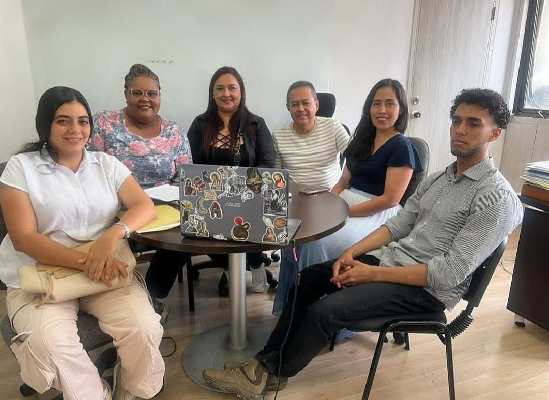Alcaldiarestrep's tweet photo. Hoy nos reunimos con la Subsecretaria Administrativa de Educación, Dra. Ledys Castañeda, para revisar los diseños del proyecto de recuperación del edificio agroindustrial, que será un Centro de Innovación y Educación Superior para Restrepo. 🩵🤍

#Innovación #EducacionSuperior https://t.co/EVlCqTAqlp