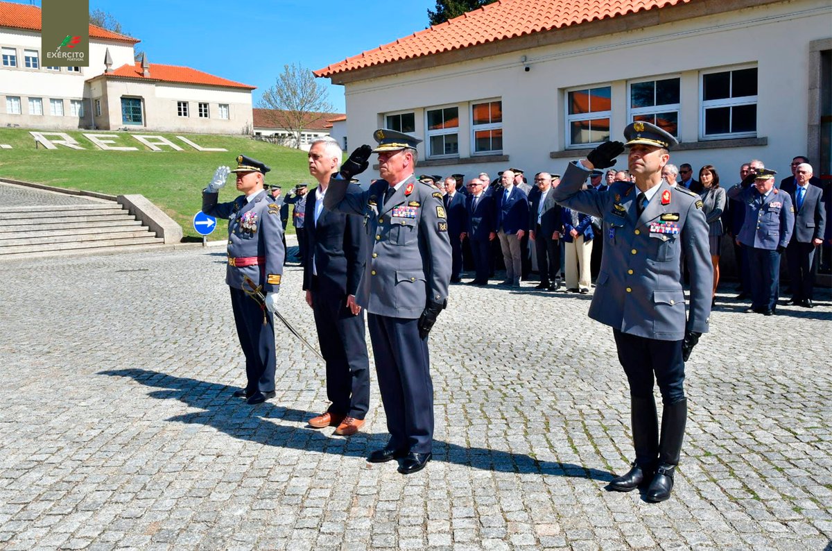 Exercito_pt's tweet photo. 📢𝐂𝐨𝐦𝐞𝐦𝐨𝐫𝐚çõ𝐞𝐬 𝐝𝐨 𝐃𝐢𝐚 𝐝𝐨 𝐑𝐞𝐠𝐢𝐦𝐞𝐧𝐭𝐨 𝐝𝐞 𝐈𝐧𝐟𝐚𝐧𝐭𝐚𝐫𝐢𝐚 𝐍.º 𝟏𝟑
As comemorações decorreram ontem, presididas pelo 2.º Comandante das Forças Terrestres, Major-General Domingues Varregoso.
#ExércitoPortuguês #CFT #BrigInt #RI13 https://t.co/NmWxTrEuGR