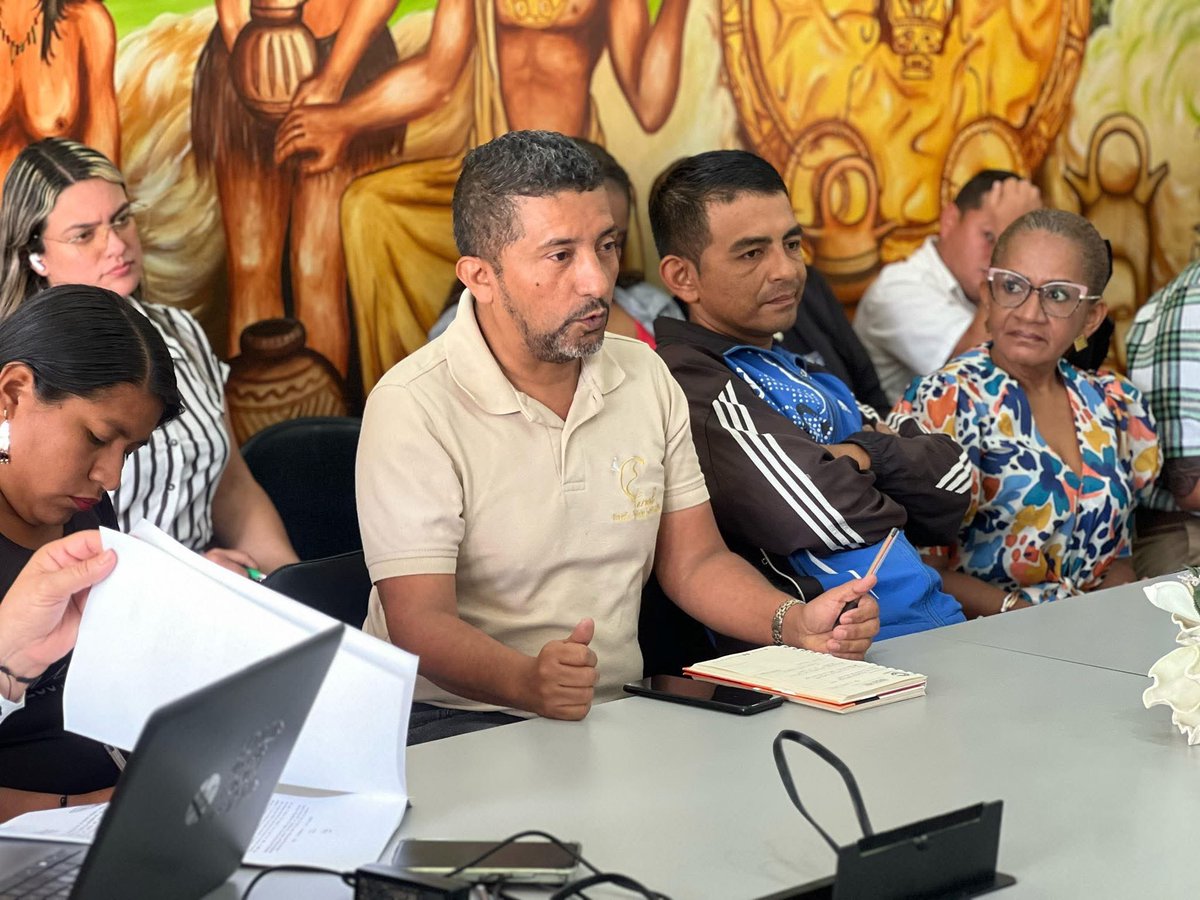 Alcaldiarestrep's tweet photo. Avanzamos en el diálogo para crear las mesas de concertación de las comunidades afrodescendientes. Se revisó el decreto que formalizará este espacio, reconociendo su historia y aportes. ¡Hacia un Restrepo más inclusivo! ✊🏽

#DiálogoYParticipación #ComunidadAfro #Restrepo https://t.co/z440ZWipjT