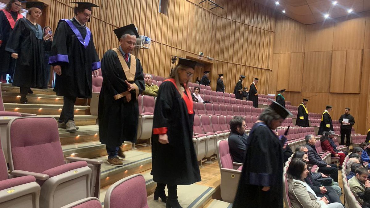 faceauach's tweet photo. La @UAustraldeChile hoy inaugura su año académico 2025 con la presencia de autoridades, decanos/as, académicos/as e integrantes de la comunidad universitaria. En la ocasión se presenta la charla "La Ciencia de la Felicidad". Transmisión en vivo: https://t.co/Dfgx612HtX https://t.co/15SVucNjXK