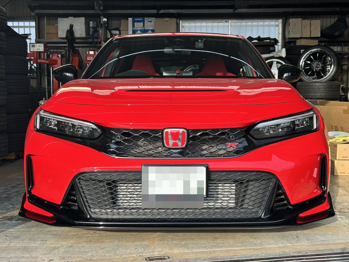 フロントバンパーガーニッシュを装着。 純正と交換でクオリティ（ABS