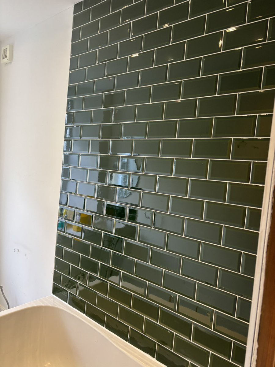 GMcKinlayTiling's tweet photo. 3 bathrooms tiled and grouted this week at Murray park, St Andrews.
Victorian green bevelled metros with the same floor tile in each room.
White grout on the walls and floors.
Job done for MCP Joinery https://t.co/cye0trvUm4