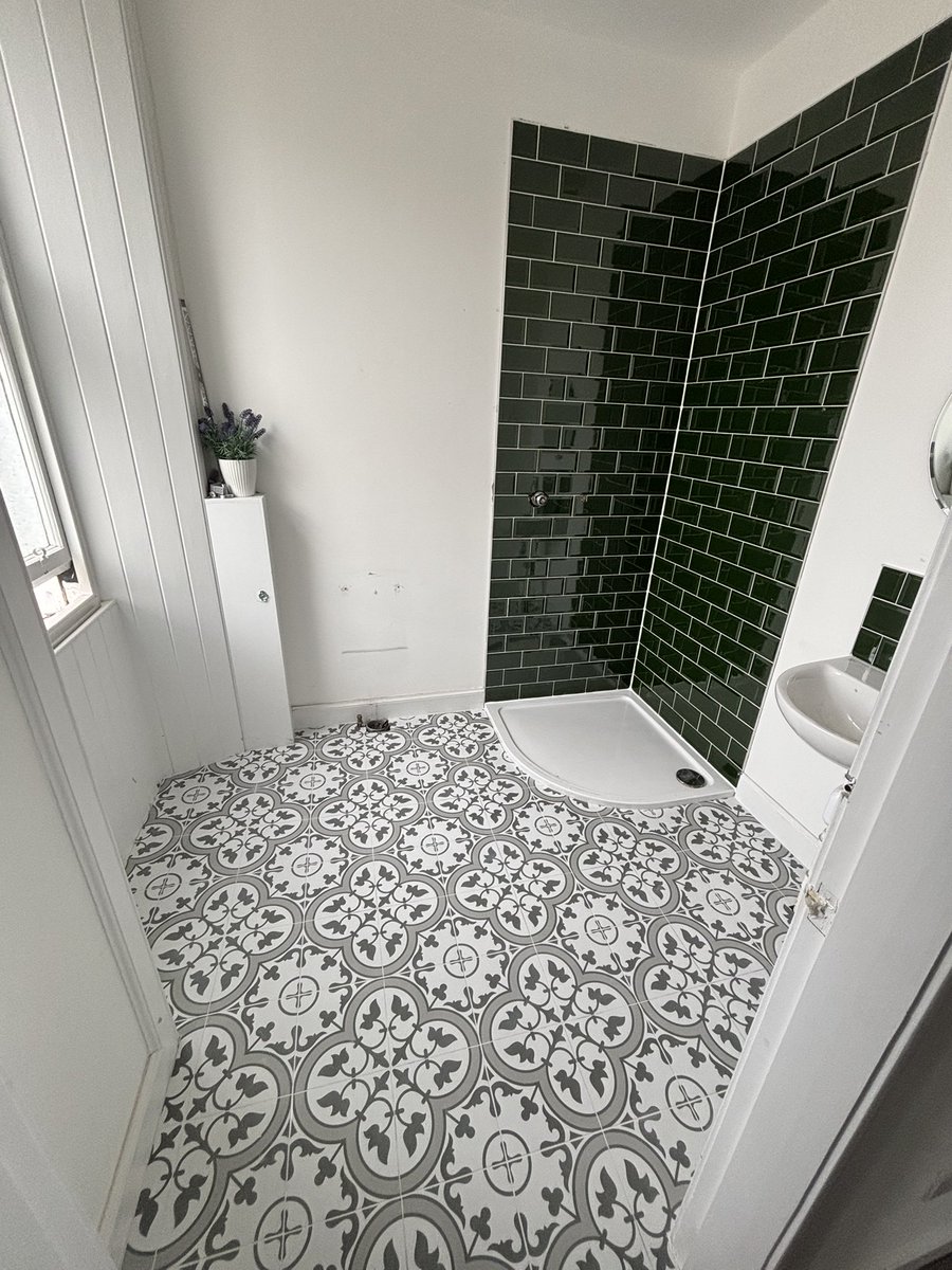 GMcKinlayTiling's tweet photo. 3 bathrooms tiled and grouted this week at Murray park, St Andrews.
Victorian green bevelled metros with the same floor tile in each room.
White grout on the walls and floors.
Job done for MCP Joinery https://t.co/cye0trvUm4