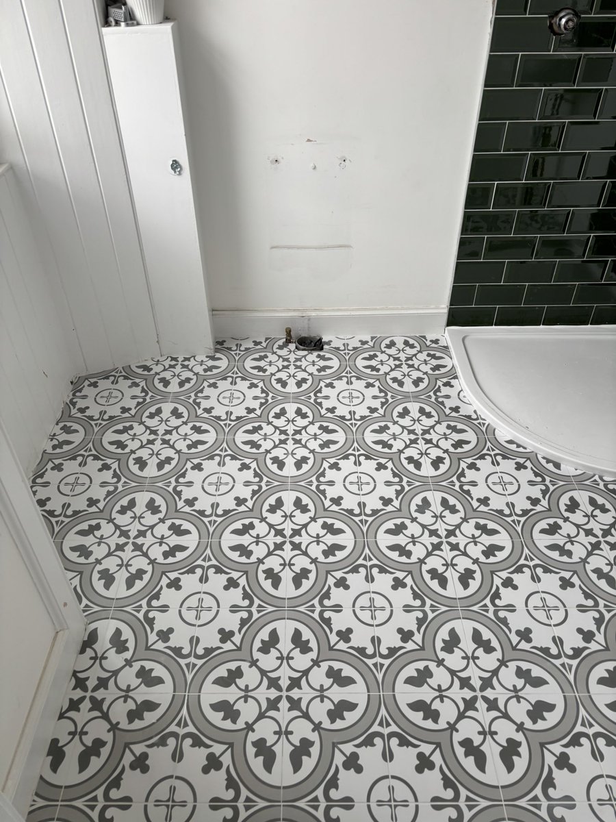 GMcKinlayTiling's tweet photo. 3 bathrooms tiled and grouted this week at Murray park, St Andrews.
Victorian green bevelled metros with the same floor tile in each room.
White grout on the walls and floors.
Job done for MCP Joinery https://t.co/cye0trvUm4