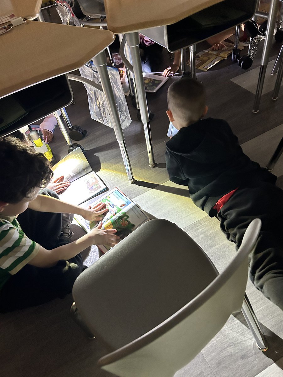 MrsBrown_K's tweet photo. 🔦 flashlight reading fun 🔦 https://t.co/mMrLeQFaLt