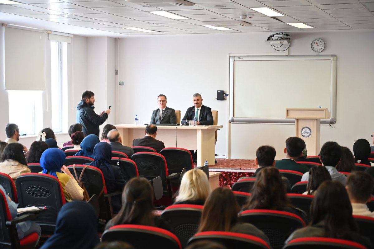 CAKUEdebiyat's tweet photo. FEDEK tarafından 5 yıl süreyle akredite edilen Fakültemiz Bil. ve Bel. Yön. Böl. akademik personeli ve öğrencileriyle bir araya gelen Rektörümüz Prof. Dr. Harun Çiftçi ve Rektör Yardımcımız Prof. Dr. Hüseyin Odabaş, süreçte emeği geçen herkese teşekkür ettiler. https://t.co/YL8trfxNGn