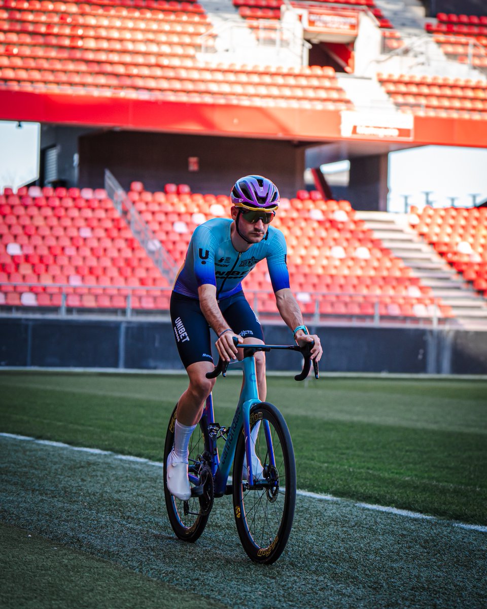 VAFC's tweet photo. Un supporter du #VAFC au départ du #ParisRoubaix ! 🚴‍♂️

Fan du club depuis petit, 𝗔𝘅𝗲𝗹 𝗛𝘂𝗲𝗻𝘀 défiera les pavés de l'enfer du nord ce dimanche 13 avril. On est tous derrière toi Axel ! 🔴⚪️

ℹ️ Plus d'informations : https://t.co/XJxi5Pfqy5 https://t.co/mxNzPo2SI5