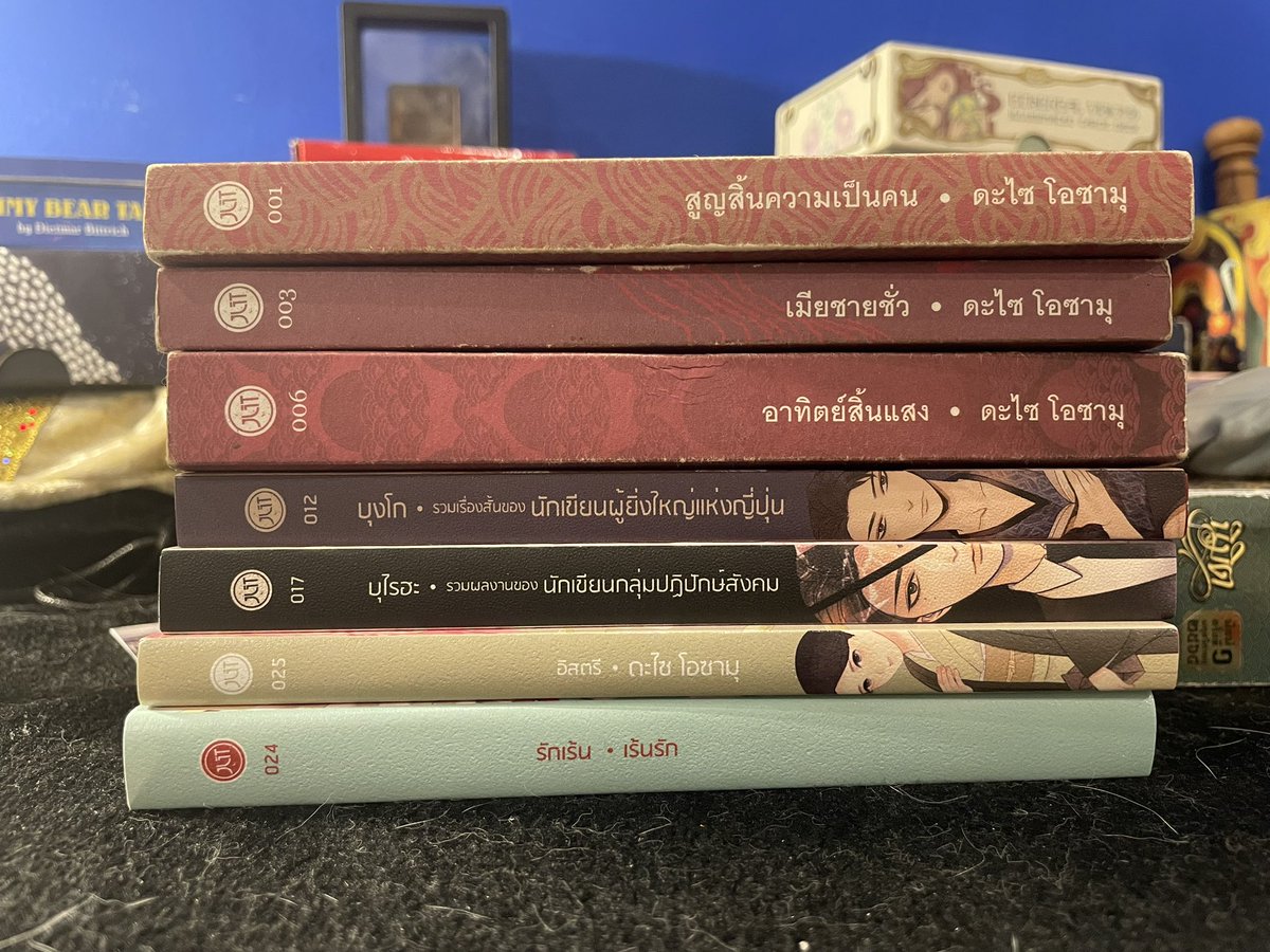 Prasitism's tweet photo. อาจต้องขอบคุณหนังสือจาก สำนักพิมพ์ JLIT @JLITPublishing  ที่ทำให้กลับมาอ่านหนังสือได้ยาวๆรวดเดียวอีกครั้งหนึ่ง (แม้จะยังไม่เท่าเมื่อก่อน)

ตั้งใจไปหยิบ สูญสิ้นความเป็นคน - เมียชายชั่ว - อาทิตย์สิ้นแสง ที่มีอยู่ มาถ่ายร่วมเฟรมกับเล่มใหม่ที่พึ่งได้มา https://t.co/qoYDnVyEX7