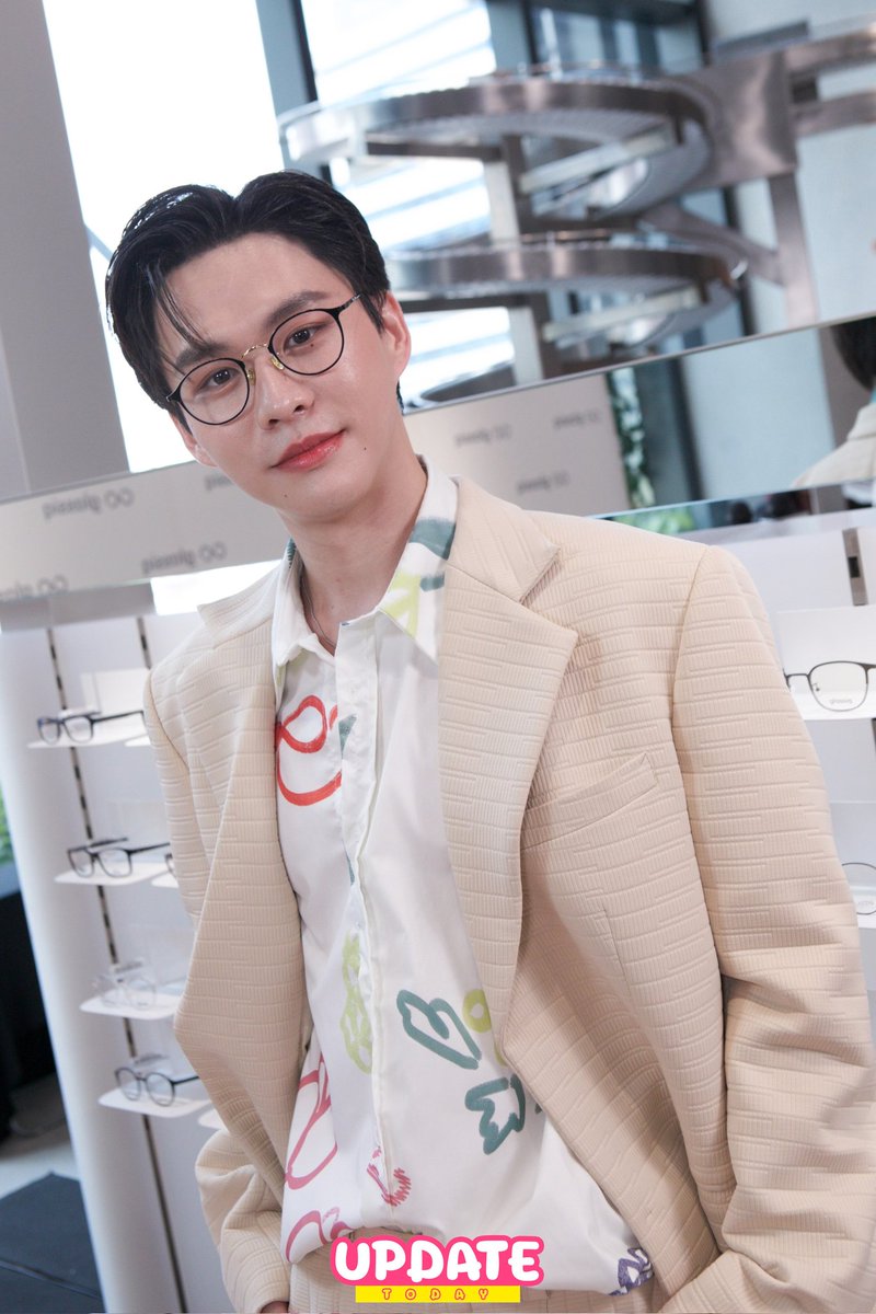 Update__today's tweet photo. " บีเวอร์ พรรษพล " หนุ่มแว่นที่จริงใจ ในงานเปิดตัวคอลเลคชันแว่น glassiq | Bever "Beyond Ordinary" แว่นที่ออกแบบมาเพื่อตอบโจทย์ทุกไลฟ์สไตล์ในแต่ละวัน 👓✨
GLASSIQ X BEVER
#bbverpj
#GlassiqxBever
#beyondordinary #glassiqbever
#GlazziqtoGlassiq #Glassiq
#UPDATETODAY #ข่าวบันเทิง #ข่าว