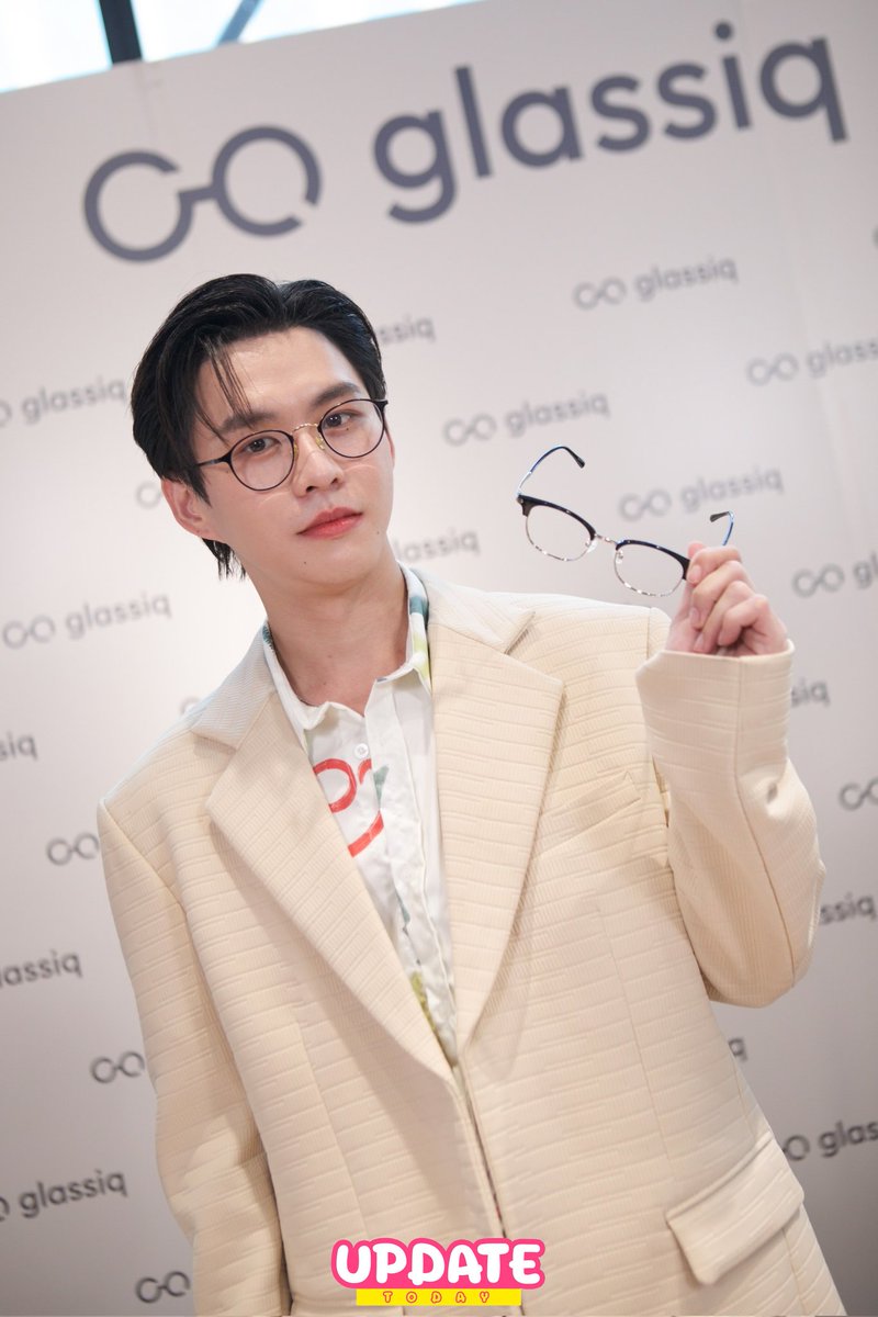 Update__today's tweet photo. " บีเวอร์ พรรษพล " หนุ่มแว่นที่จริงใจ ในงานเปิดตัวคอลเลคชันแว่น glassiq | Bever "Beyond Ordinary" แว่นที่ออกแบบมาเพื่อตอบโจทย์ทุกไลฟ์สไตล์ในแต่ละวัน 👓✨
GLASSIQ X BEVER
#bbverpj
#GlassiqxBever
#beyondordinary #glassiqbever
#GlazziqtoGlassiq #Glassiq
#UPDATETODAY #ข่าวบันเทิง #ข่าว