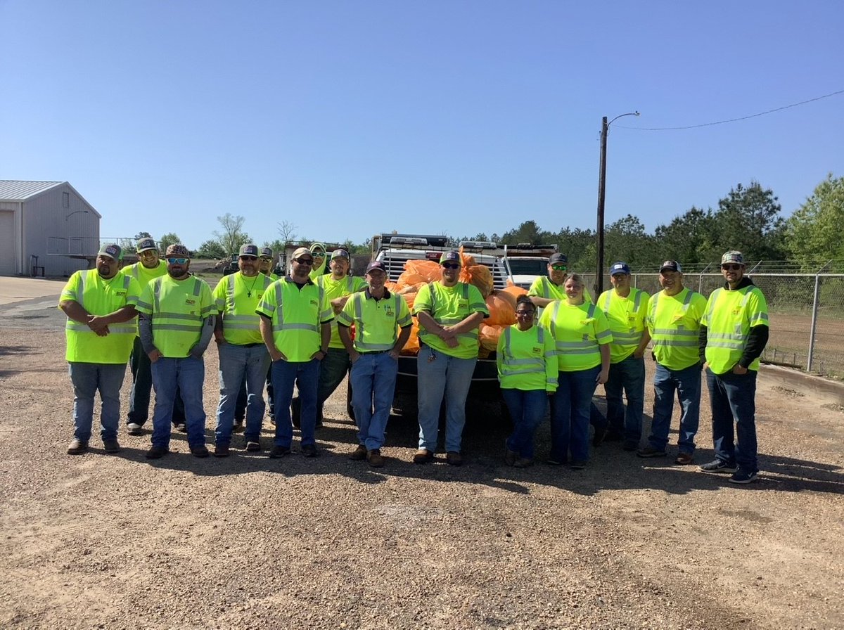 La_DOTD's tweet photo. DOTD construction and maintenance employees showed their love for the boot by picking up litter along LA 184 in Vernon Parish. #LovetheBootWeek
#KeepLouisianaBeautiful https://t.co/hgjFfxkMau