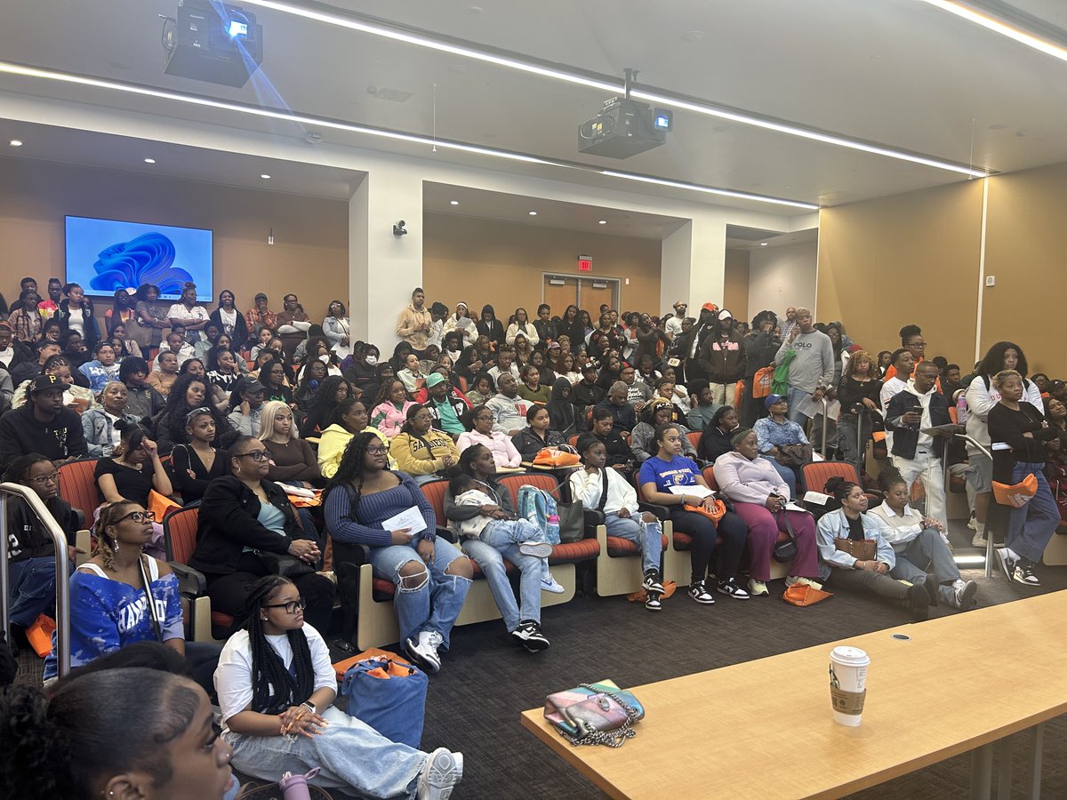 morganstateengl's tweet photo. #EnglishIsLIT! On April 4th, Morgan State English Department's Recruitment Committee presented in front of a full house of prospective students on Explore Morgan Day! #MSUEnglish #MorganStateEnglish #EnglishIsTheNewSTEM https://t.co/JkqNGEKMkG