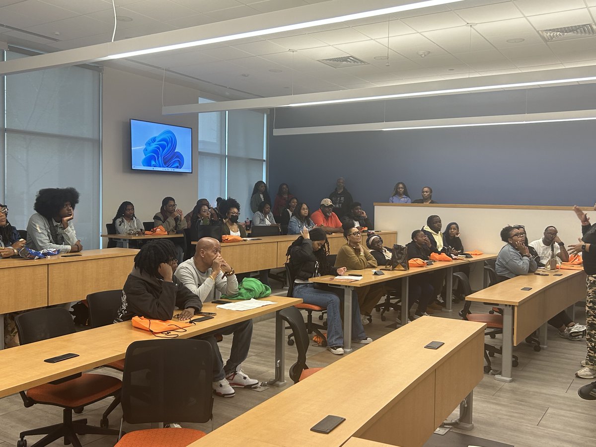morganstateengl's tweet photo. #EnglishIsLIT! On April 4th, Morgan State English Department's Recruitment Committee presented in front of a full house of prospective students on Explore Morgan Day! #MSUEnglish #MorganStateEnglish #EnglishIsTheNewSTEM https://t.co/JkqNGEKMkG