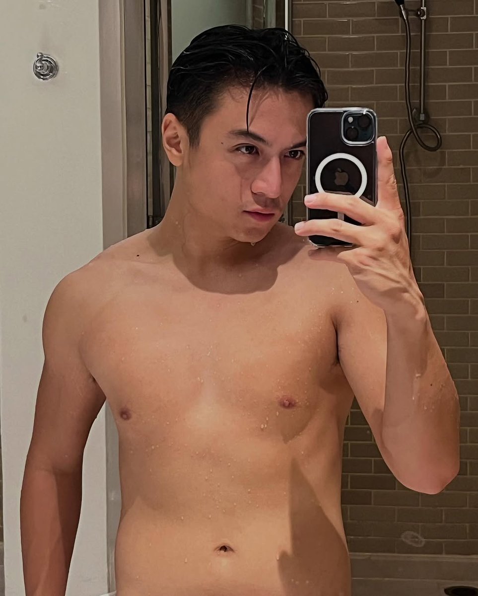 mrvvip's tweet photo. Christian Kurniawan shirtless on mirror snaps. #selebwatch https://t.co/LoRScEm5Bq