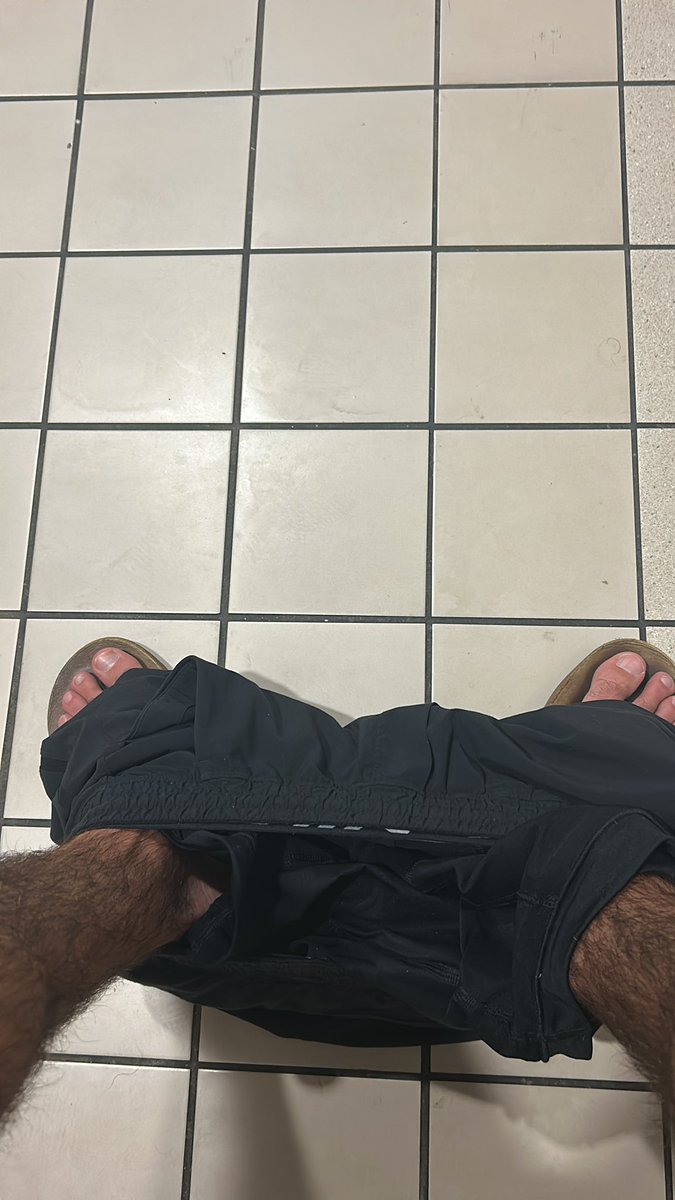 Using this leisurely 30 minute dump to escape a 200 level GE as a senior #fuckwithyourboy