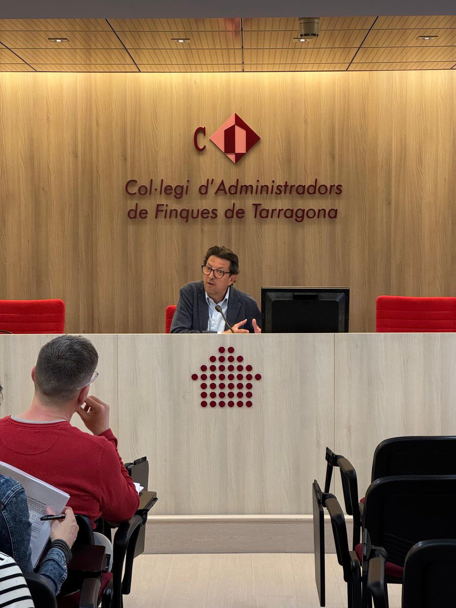 coaftarragona's tweet photo. Penúltima classe del Curs d’Oficial Habilitat 🏠
“Propietat Horitzontal complexa i per parcel·les” a càrrec del nostre president @_fhuguet 
#CAFTarragona #Administrador
#Administradora #Fincas #Finques #Administradors
#administradores https://t.co/2LWWIfVoqH