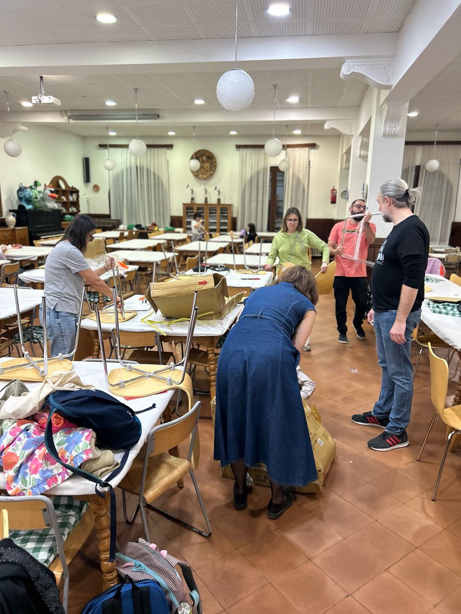 Això és Escola del Mar❤️❤️
Les famílies muntant les cadires noves del menjador!