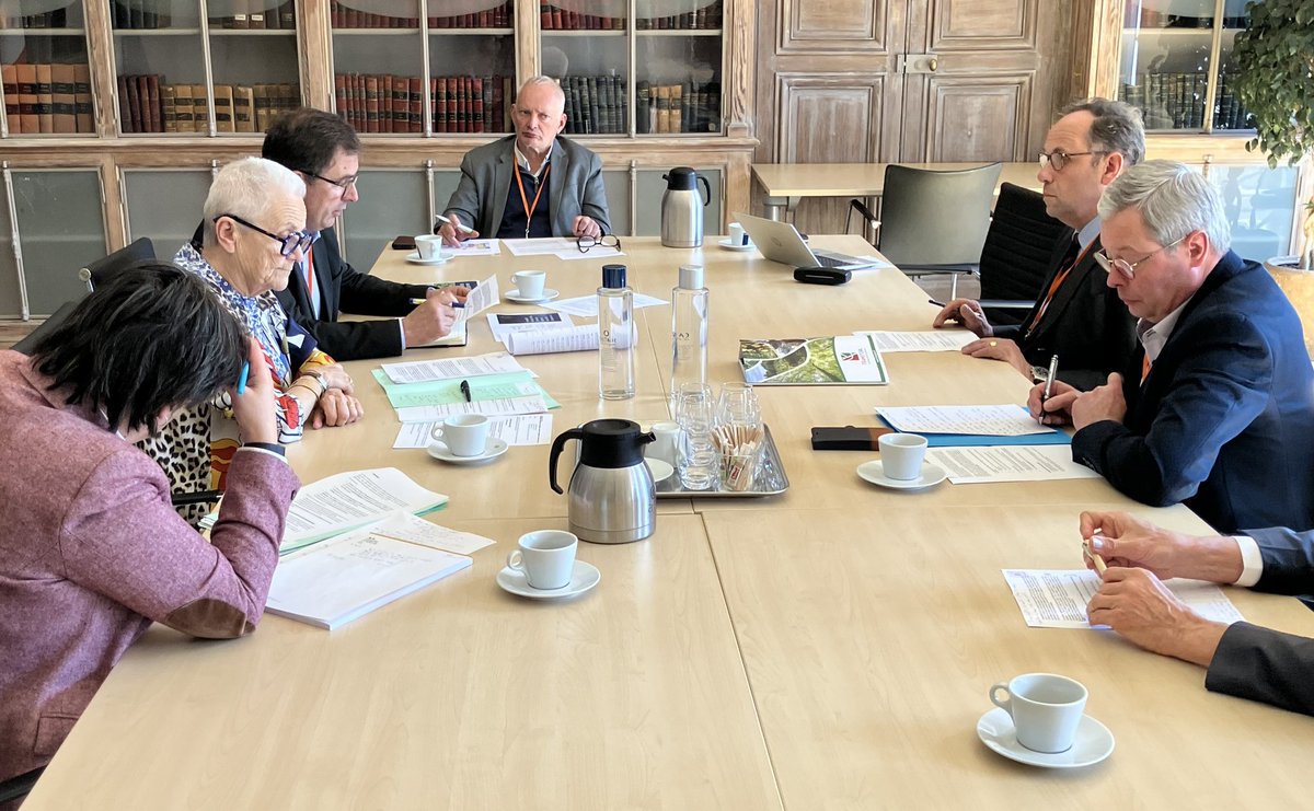 #GrpMondeRural reçu par <a href="/FrancoiseGatel/">Françoise GATEL</a> pour porter les attentes et proposit° ds entrepreneurs et acteurs économiques ruraux 
✅️+ de logements 
✅️sobriété foncière raisonnée 
✅️+ concertat°
✅️+de sécurité
<a href="/LesBuralistes/">Les Buralistes</a> <a href="/unapl_officiel/">UNAPL</a> <a href="/FransylvaFrance/">Fransylva</a> <a href="/UMIH_France/">UMIH</a> <a href="/FNSEA/">La FNSEA</a>