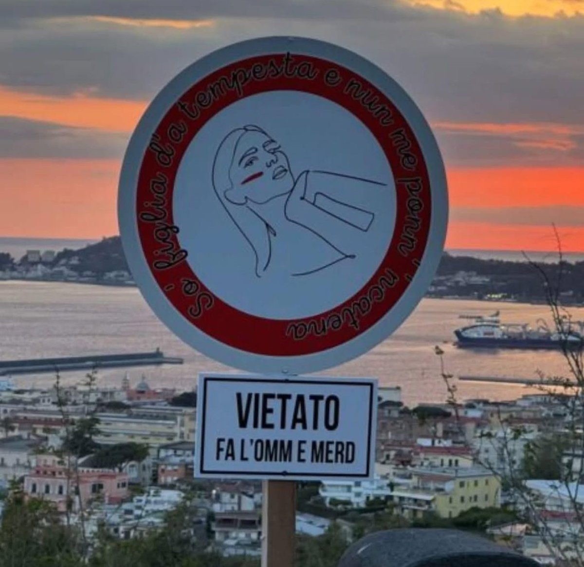 MadameA02's tweet photo. A Pozzuoli, esattamente dove Gaia è stata picchiata dall'ex spunta questo cartello: “Vietato fa l'omm e merd" https://t.co/CkVBNwULbb