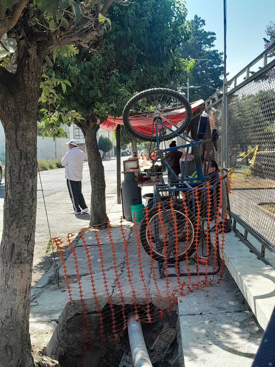 MGabrielPastor's tweet photo. La Mesa directiva de vecinos de Gabriel Pastor 1a secc. Solicita @SGGM_Pue el retiro de este puesto de comida en 37 pte y 9 sur. Por descargas de grasa en garganta de tormenta. Los trabajos de @AguadePuebla evidencia la grasa que ha  vertido.
@PueblaAyto 
@pepechedrauimx https://t.co/9QbtEGIO7L