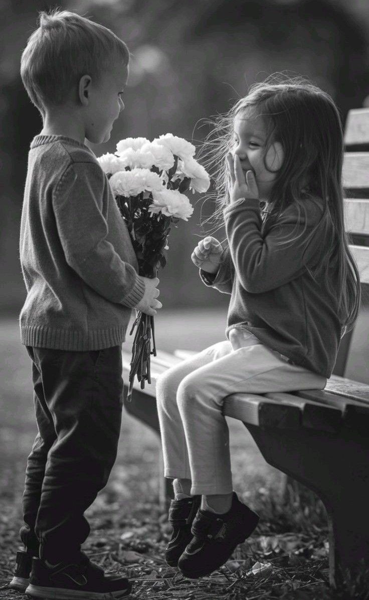 "A veces, los actos más pequeños —como ofrecer flores con el corazón— nos recuerdan que el amor verdadero no necesita grandes razones, solo sinceridad y ternura."