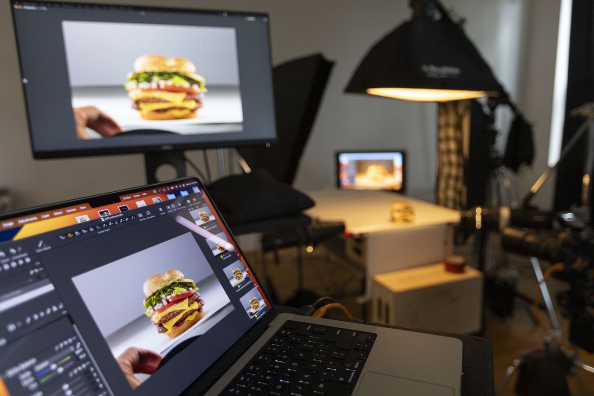 StudioKayMTL's tweet photo. 👀 🍔  Behind every perfectly stacked burger shot is a food stylist making micro-adjustments.
From gently melting cheese with a steamer, to stacking patties with precision, to brushing buns for the perfect sheen. https://t.co/GAwcxYeEqs