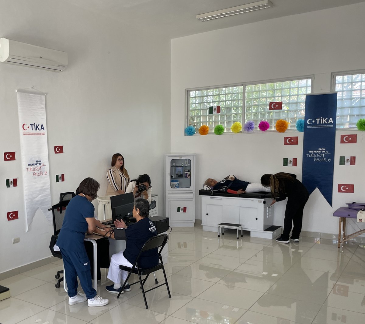 TIKA_Mexico's tweet photo. ¡Inauguración de Estancias para Adultos Mayores equipadas por @TIKA_Mexico en #Aguascalientes!

La Gobernadora @TereJimenezE con la presencia del Emb Murat Esenli @TC_MeksikaBE  y el Dir de TIKA,aperturan espacios que ofrecen servicios médicos y de bienestar para adultos mayores. https://t.co/xCK7PMJja0