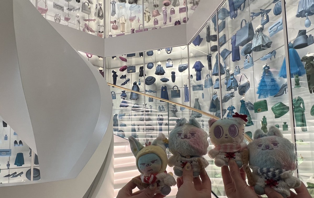 2525moa__pinono's tweet photo. パリ🇫🇷旅

La Galerie Dior
友達のおかげで入れてもらえた♡
ホントに素敵な空間だった♡
デザイナー志望ではなかったけど学生の時に見てたら間違いなく刺激受けたな🤭
私の好きなテキスタイルのお部屋写真撮ってたらテヒョンも写真撮ってた😆

#TXTinParis 
#TXT_TOUR_ACTPROMISE_EP2 https://t.co/M0UDzkbS1u