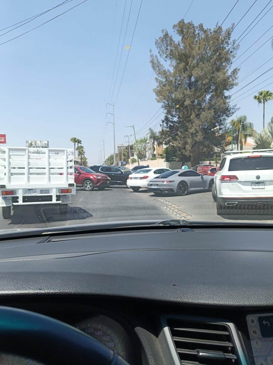 Gelyta's tweet photo. Hasta cuándo van a abrir Valle Real? Todos los días es un trafical por las filas para entrar 😡 @Trafico_ZMG @PabloLemusN @JuanJoseFrangie https://t.co/jEBL83zkdE