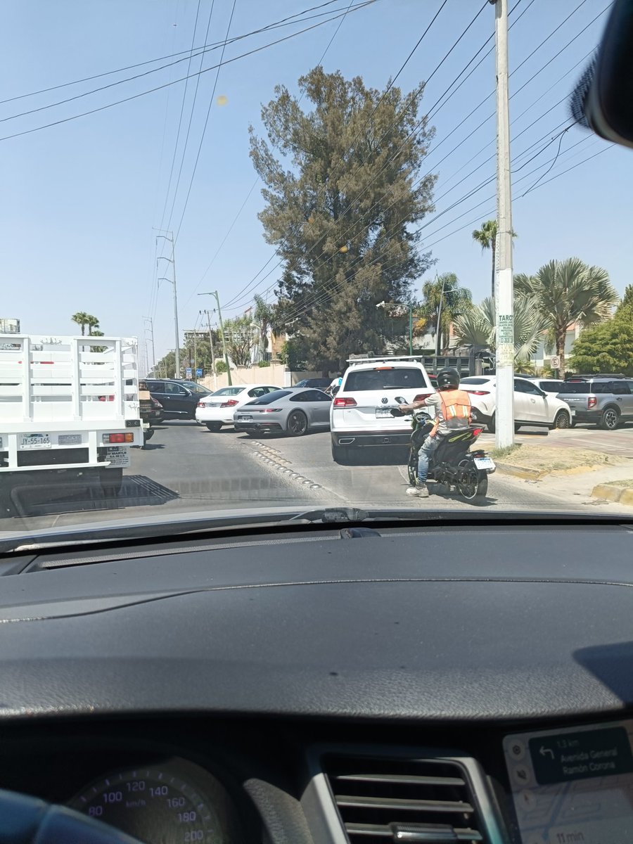 Hasta cuándo van a abrir Valle Real? Todos los días es un trafical por las filas para entrar 😡 <a href="/Trafico_ZMG/">TráficoZMGuadalajara</a> <a href="/PabloLemusN/">Pablo Lemus Navarro</a> <a href="/JuanJoseFrangie/">Juan José Frangie</a>