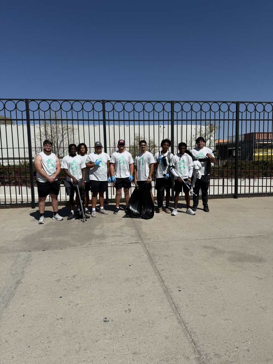 𝐊𝐞𝐞𝐩𝐢𝐧’ 𝐢𝐭 𝐜𝐥𝐞𝐚𝐧!

Spent the afternoon cleaning up around our 🏡.

#AggieUp x #RideForTheBrand