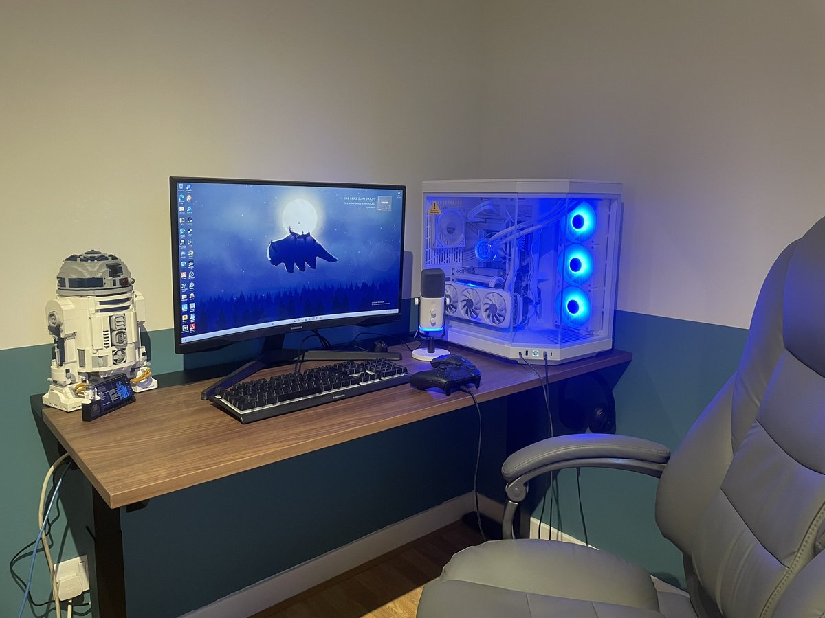 Toppy__034's tweet image. New desk making the set up look cleannnnn