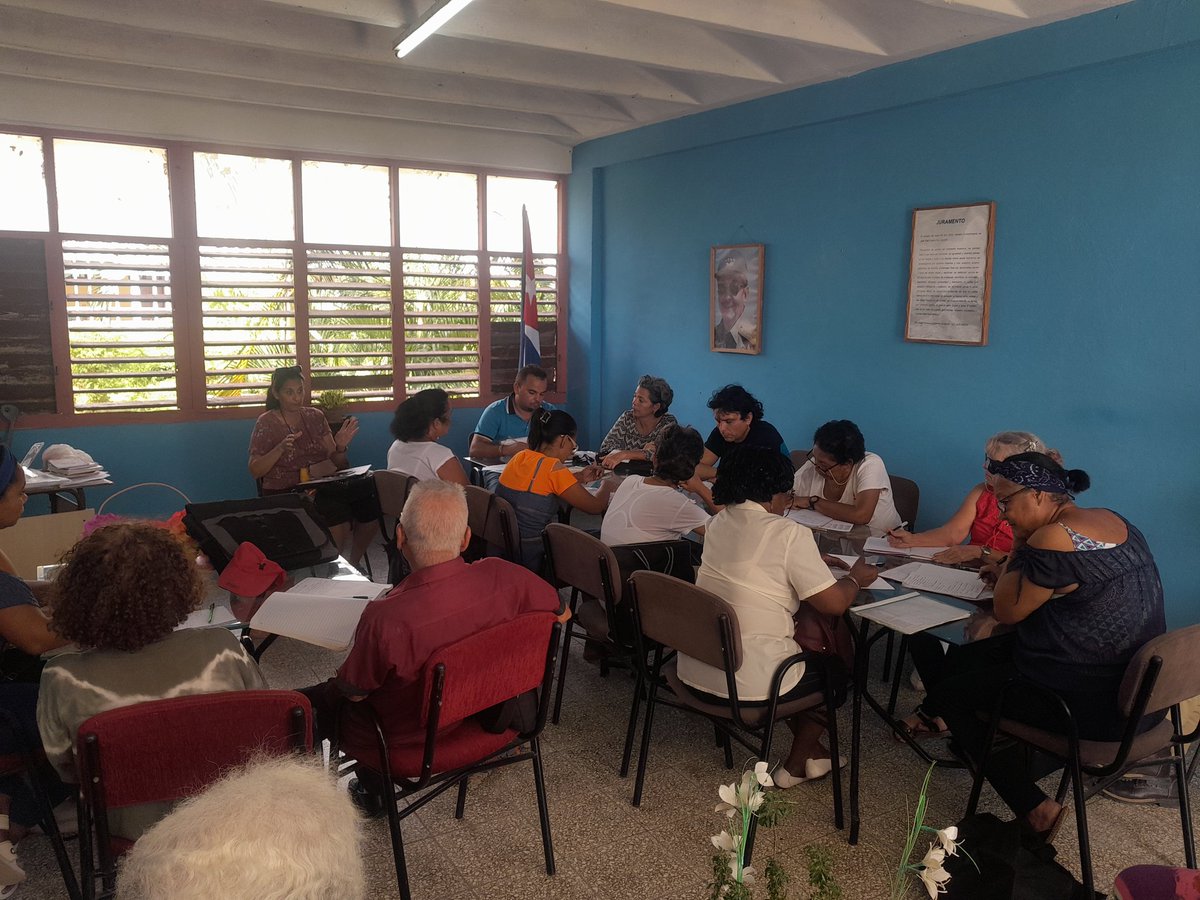 RodriguezYennel's tweet photo. Analizamos en el puesto de dirección del IPVCE Máximo Gómez Báez de #Camagüey, el seguimiento al aprendizaje de los estudiantes de 12mo grado con vista a las pruebas de ingreso a la Educación Superior y las acciones a desarrollar en la etapa. @SuarezCLoreley @NiurkaFraga https://t.co/9hWiL4IMsx